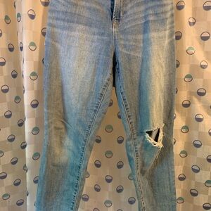 Light weight Old Navy Curve skinny,distressed jeans.